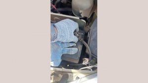 Замена родного аккумулятора на Рено Сандеро Renault sandero. Прослужил 9 лет. Сел АКБ.