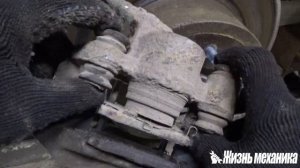 Pajero Sport замена передних и задних тормозов (колодок).