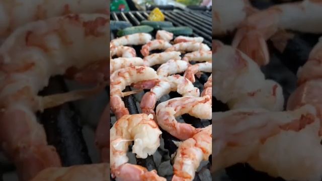 Нужно ли чистить креветки перед жаркой на гриле? #готовим #гриль смотреть онлайн