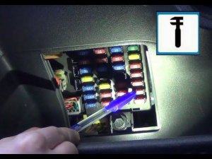 Замена предохранителя переключателя АКПП, заднего хода, аварийной сигнализации в салоне Hyundai Getz