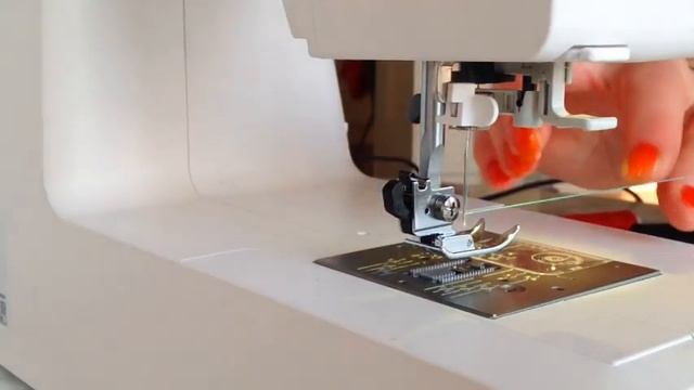 How to Thread a Janome Sewing Machine tutorial with Close Ups смотреть онлайн