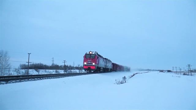 Тепловоз 2ТЭ25КМ-0476 с грузовым поездом смотреть онлайн