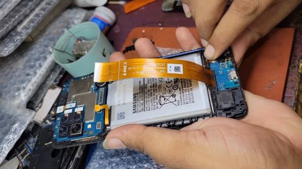 Замена экрана How to Replace a Broken Screen on a Samsung Galaxy A12 with This Easy Trick