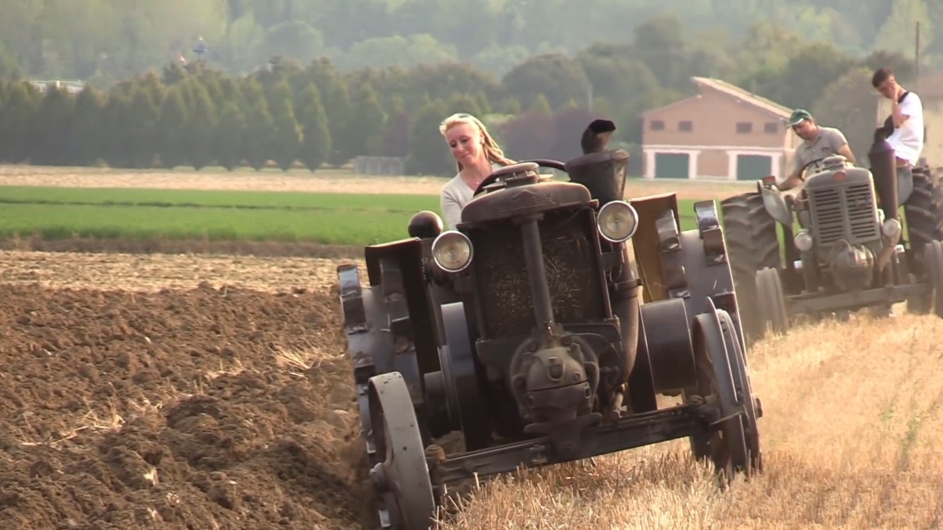 Старые трактора 1935-1965 годов, пашут поле. Надежная техника работает почти 100 лет. смотреть онлайн
