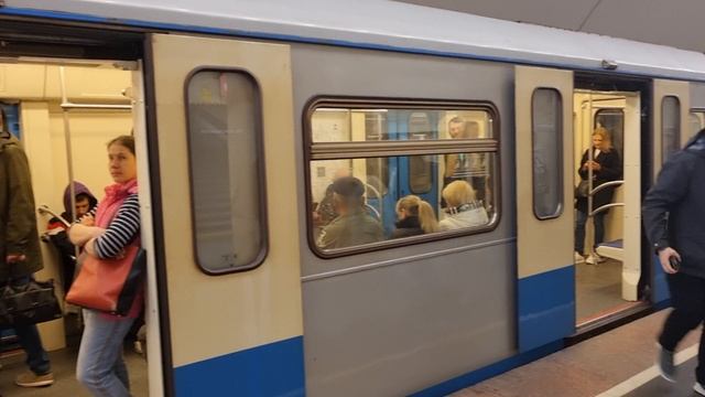 81-760/761 "Ока" на станции Китай-город. 4 мая 2023г. смотреть онлайн
