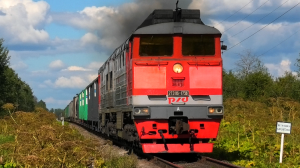 2ТЭ116-1736 с грузовым поездом и приветливой бригадой