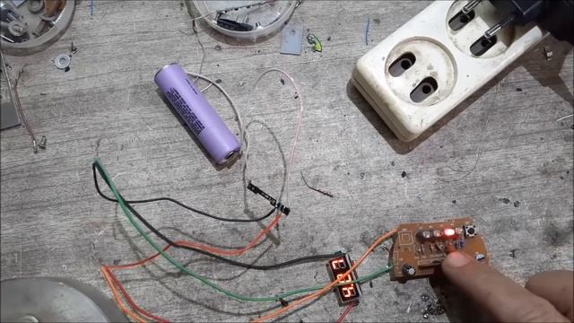 Контроллер и индикатор зарядки для Li-Ion 18650 аккумулятора смотреть онлайн