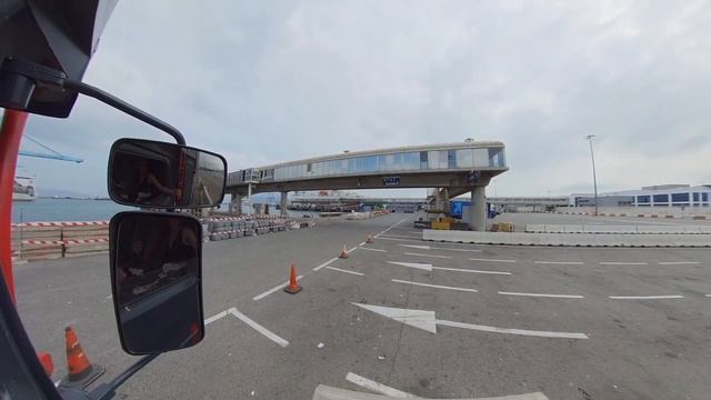 "Camion Bloqué : Incident Avant l'Embarquement sur le Ferry Espagne-Maroc" смотреть онлайн