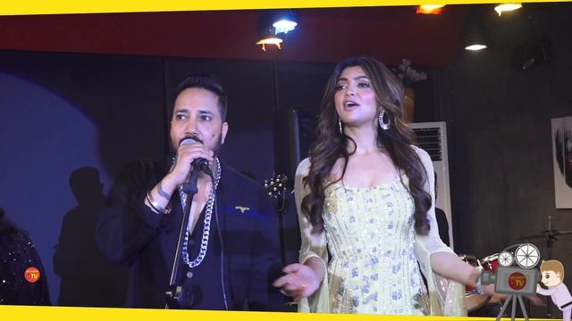 Mikka Singh Singing Song For Girlfriend Akanksha Puri On Her Birthday | Ajj Ki Raat Hona Hai Kya... смотреть онлайн