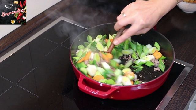 PIRASA YEMEĞİNİ BİRDE BU ŞEKİLDE DENEYİN - Arpa Şehriyeli Pırasa Yemeği Tarifi смотреть онлайн