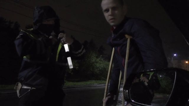 Пассажир на костылях разогнал ночных разводил / ИДПС Капитан слетел с катушек смотреть онлайн