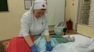 Надевание подгузника