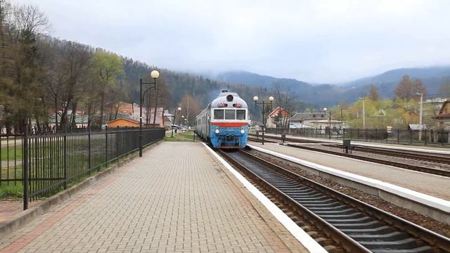 Дизель-поезд Д1-757-3 прибывает на ст. Яремче смотреть онлайн