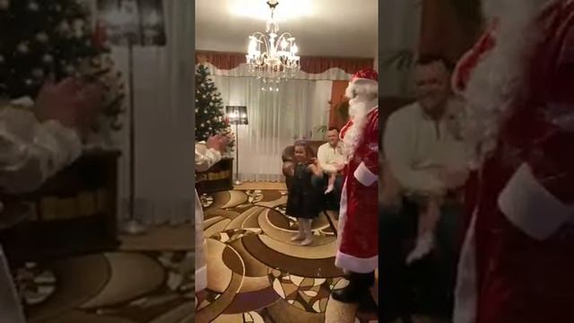 Хоровод "В лесу родилась ёлочка". Вручение подарков от Деда Мороза смотреть онлайн