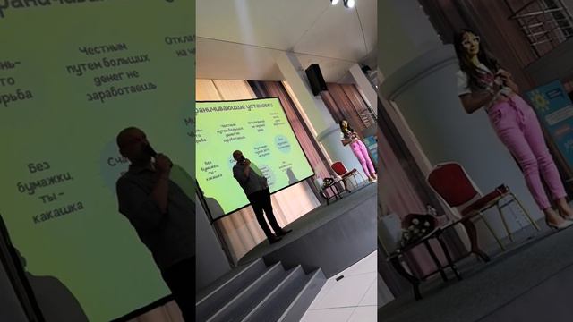 Саша Зверева вещает о... смотреть онлайн