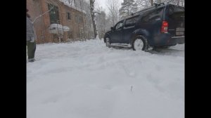 nissan pathfinder r51 и mitsubishi l200 на снежном бездорожье в зимнем лесу