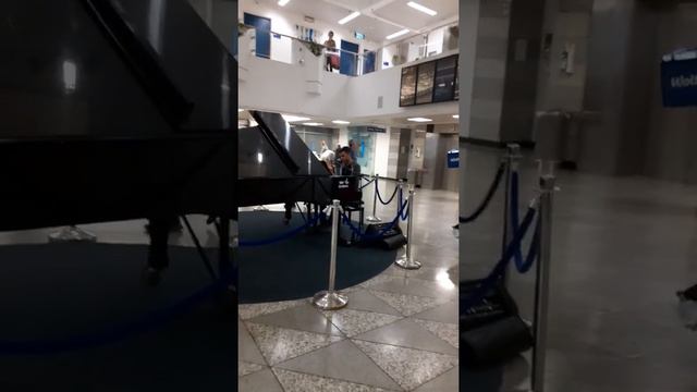 Парень круто играет на рояле в больнице в Израиле (ч.1) смотреть онлайн