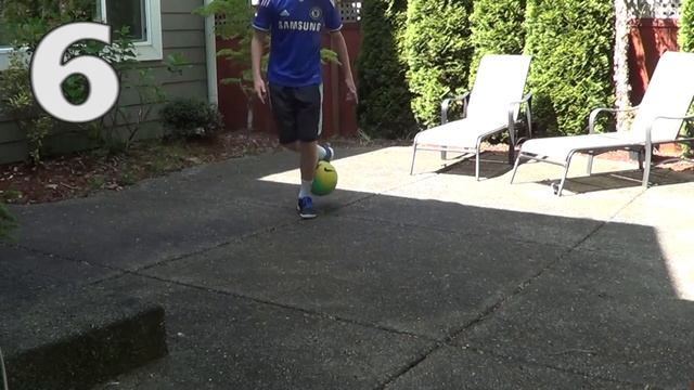 10 Easy Flick Ups Football/Soccer Tricks! смотреть онлайн