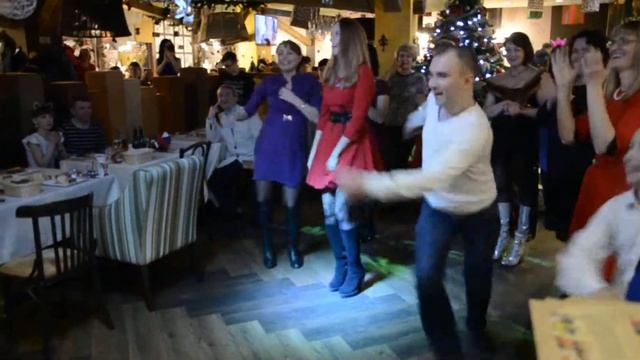 Новый год в ресторане "Карловы пивовары" смотреть онлайн