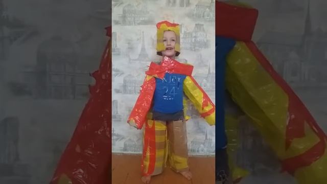 Данил в костюме робота из коробок смотреть онлайн
