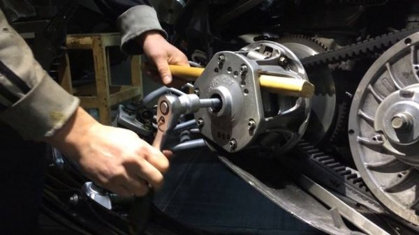 Демонтаж вариатора на снегоходе АрктикКэт 570 хт.