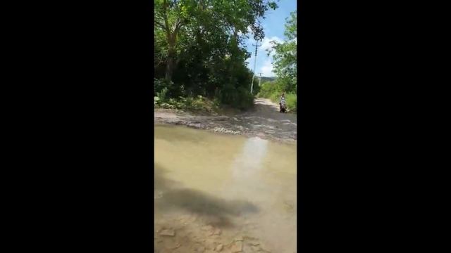 Переправа с коляской и ребенком через реку Сукко смотреть онлайн