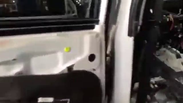 Двери, пол, багажник, крышу автомобиля Митсубиси Паджеро Спорт проклеили вторым слоем шумки смотреть онлайн