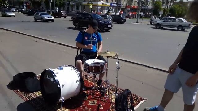 Барабанщики в центре Кирова!Есть на чём заработать во время короновируса! смотреть онлайн
