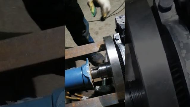 снимаем шестерню с коленвала ямз-238 съёмником с домкратом