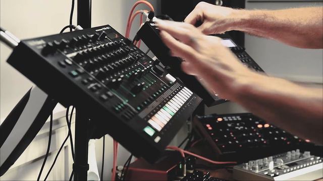 Dawless 90's Acid house / Rave - MC 707, TR8s, Novation Peak, TD-3, Microfreak смотреть онлайн