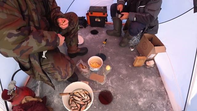 РЫБАЛКА НА ОЗЕРЕ МАЛОЕ МИАССОВО! ОТЛИЧНЫЙ КЛЕВ, ГОТОВИМ ЦАРСКУЮ УХУ НА ЛЬДУ, ОТДЫХ, РЫБАЛКА НА УРАЛ смотреть онлайн