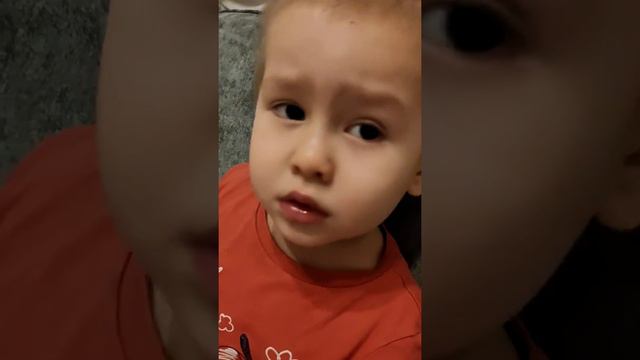 Русланчик любит рассматривать животных. смотреть онлайн