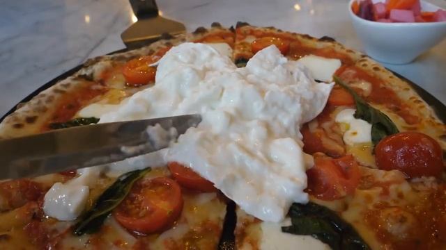 Мастер пиццы с сыром в дровяной печи смотреть онлайн