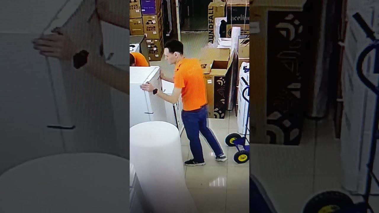 Продавец из DNS (ДНС) открывает стиралку смотреть онлайн