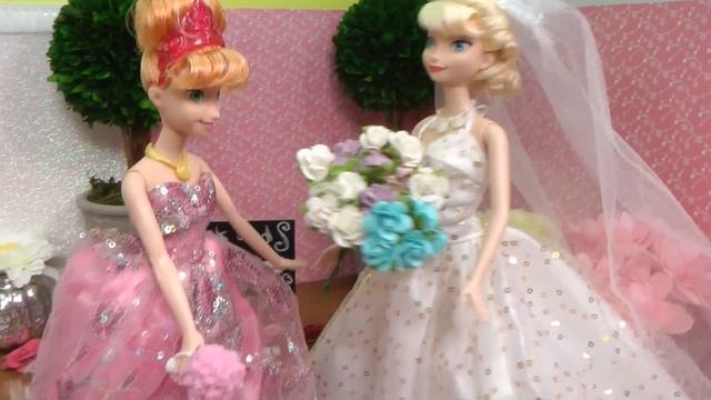 Elsa's Wedding ! Elsa And Anna Toddlers At The Church - Lots Of Princesses Invited - Dresses - Gown
