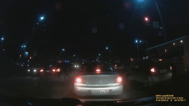 Проезд по встречной, проезд на красный свет, поворот направо в неположенном месте смотреть онлайн