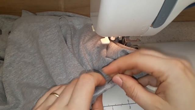 Как сшить мужские трикотажные брюки. Как шить двойной иглой. Настрачивание пояса. Как подшить низ. смотреть онлайн