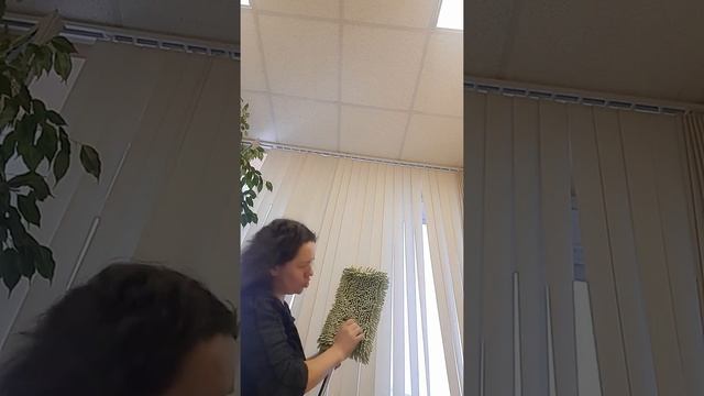 Швабра универсальная в работе. 1. Для сухой уборки:пол, потолок, стены. смотреть онлайн
