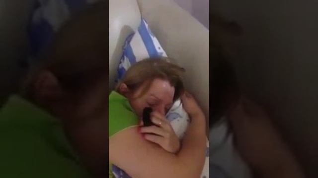 Парень издевается над спящей,бухой девушкой))) смотреть онлайн