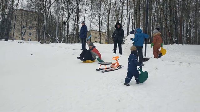 ЗИМНИЕ КАТАНИЯ. КАТАТЬСЯ МОЖНО ДАЖЕ НА ЭТОМ...А ПОЧЕМУ БЫ И НЕТ? смотреть онлайн