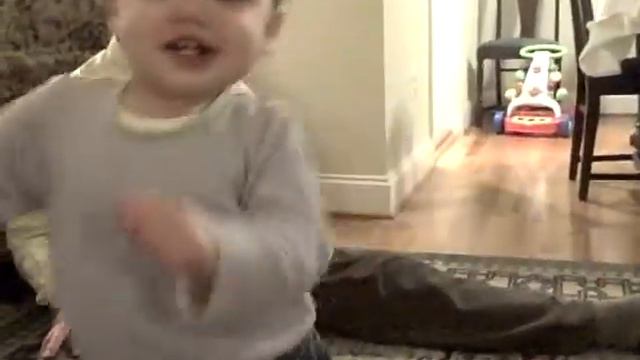 Lila walks to Mommy at 14.5 mos. смотреть онлайн