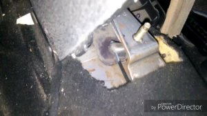 Замена тросов ручного тормоза Peugeot 407.