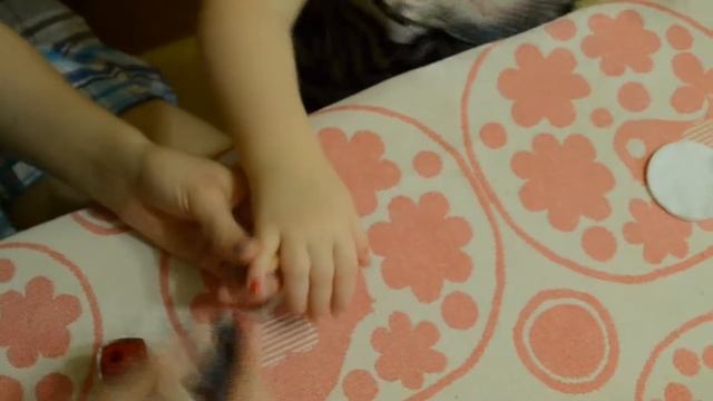 Люся красит ногти первый раз! Делаем детский маникюр. Много лака для ногтей! смотреть онлайн