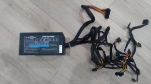 Обзор внешнего вида блока питания FinePower DNP-650 EPS