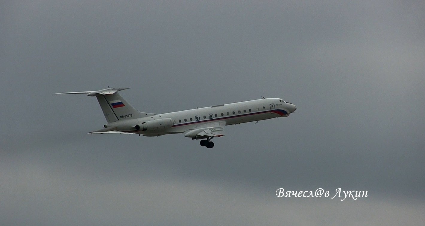 Правая стойка не сразу убралась после взлёта... Взлёт Ту-134АК RA-65976 смотреть онлайн