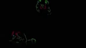 танцы в светящихся костюмах