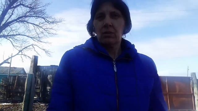 Женщина в деревне Ставни на окнах, Куры, Кот на крыше смотреть онлайн