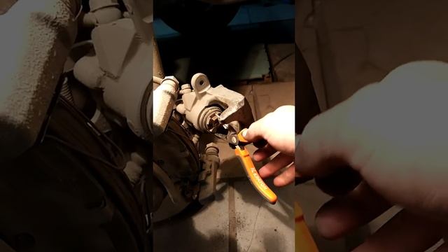 Как закрутить суппорт Toyota Prius Zvw30