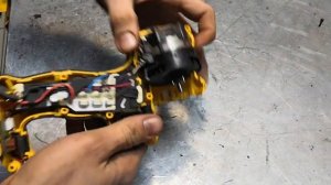 Бесщеточный Шуруповерт DeWalt DCD791 (деволт DCD791) сломался пополам на рыбалке, замена корпуса