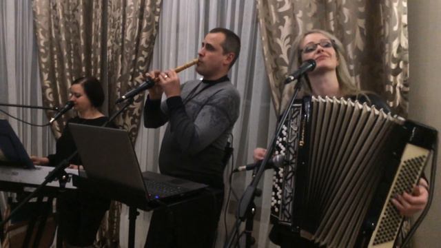 СВЯТКОВИЙ ДЕНЬ. "ОЙ, ЧІЙ ТО КІНЬ СТОЇТЬ" смотреть онлайн